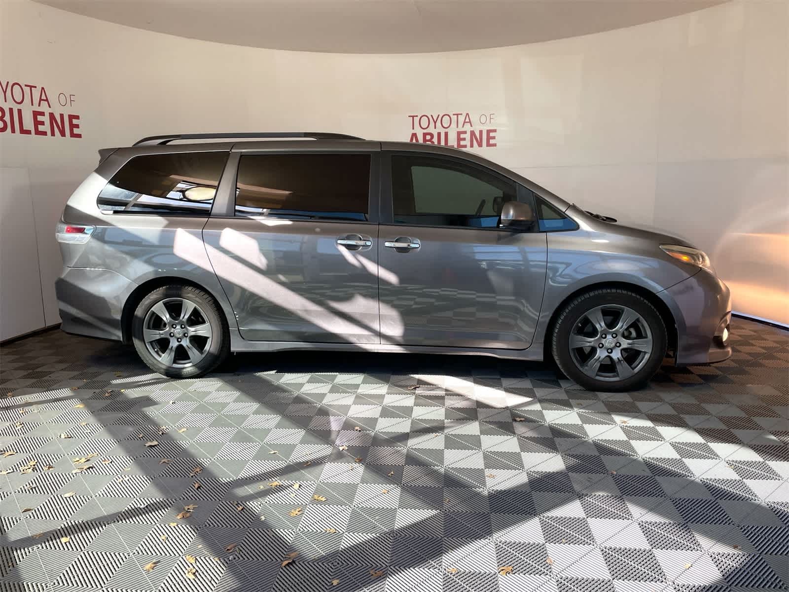 Thumbnail: 2017 Toyota Sienna - 8
