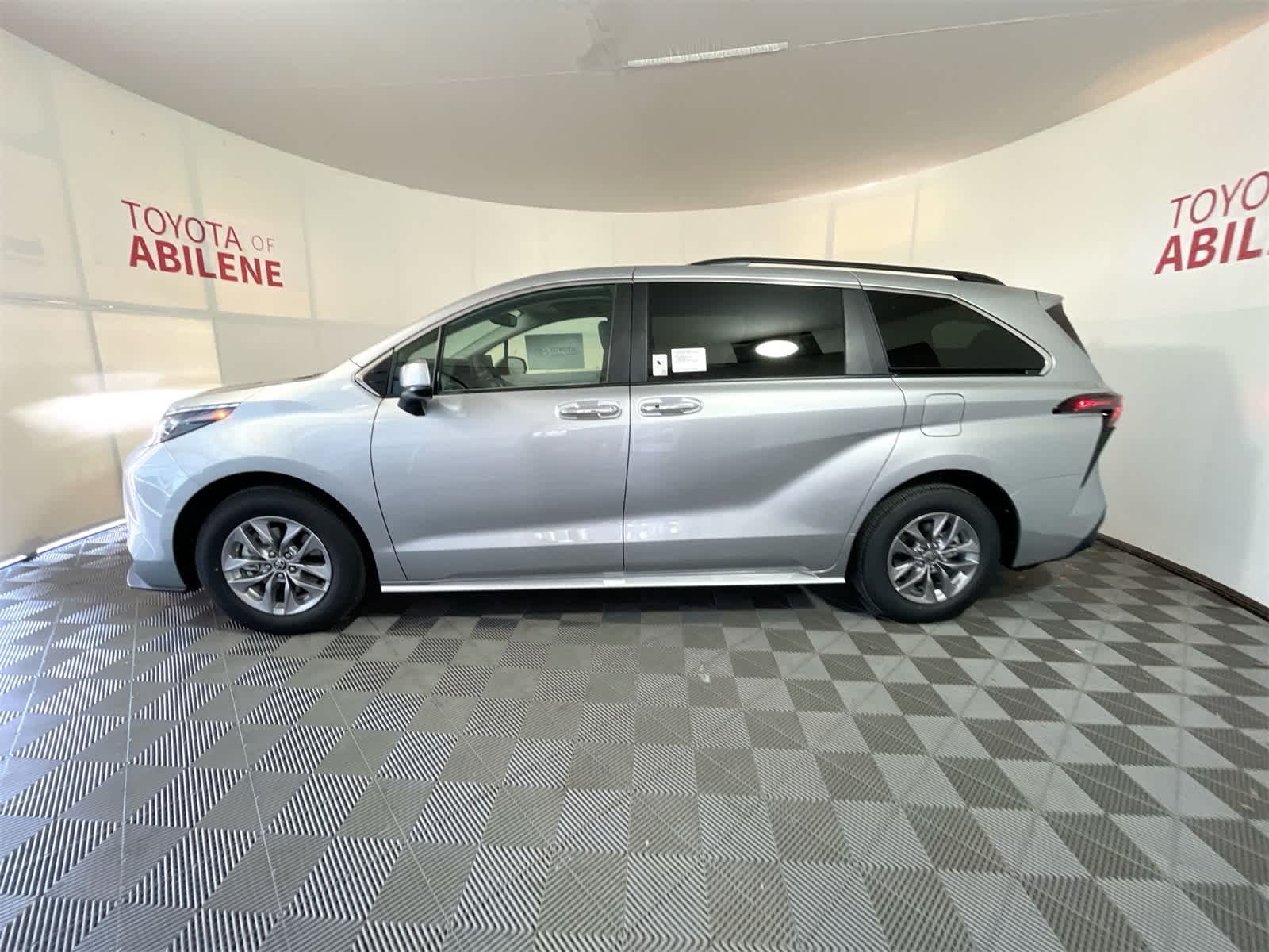 Thumbnail: 2025 Toyota Sienna - 2