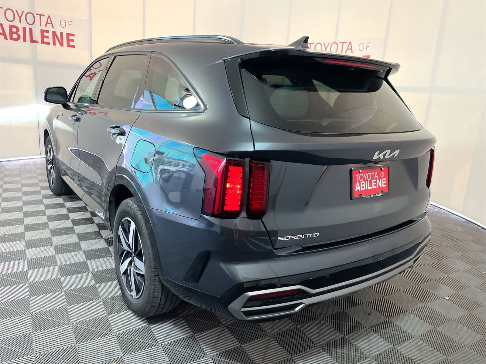 Thumbnail: 2023 Kia Sorento - 3
