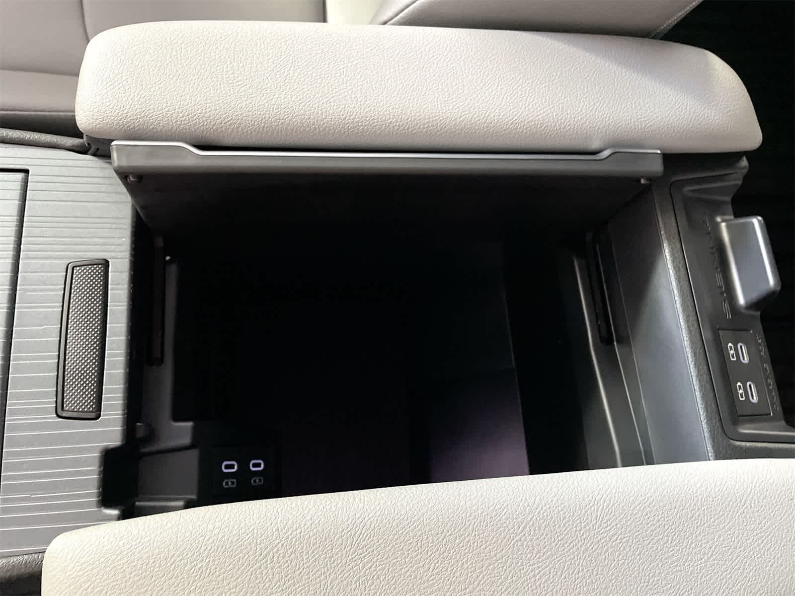 Thumbnail: 2025 Toyota Sienna - 25