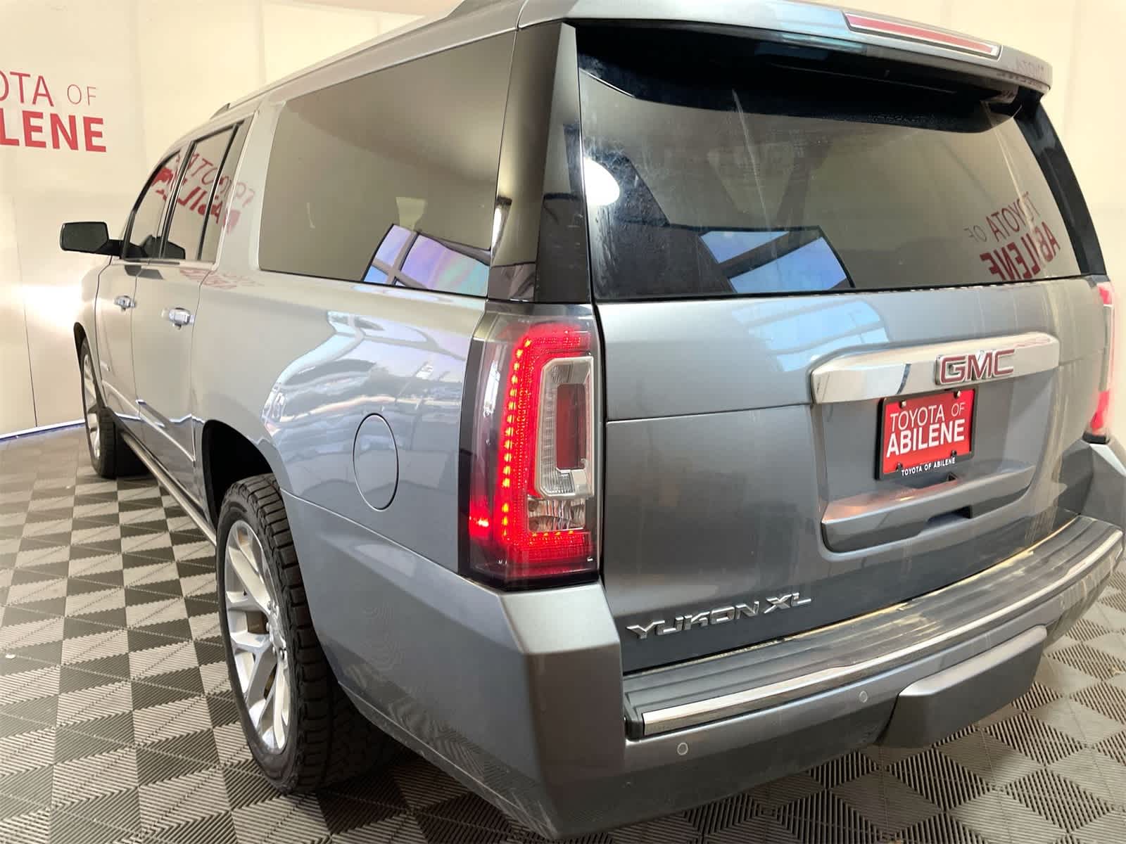 Thumbnail: 2019 GMC Yukon XL - 3