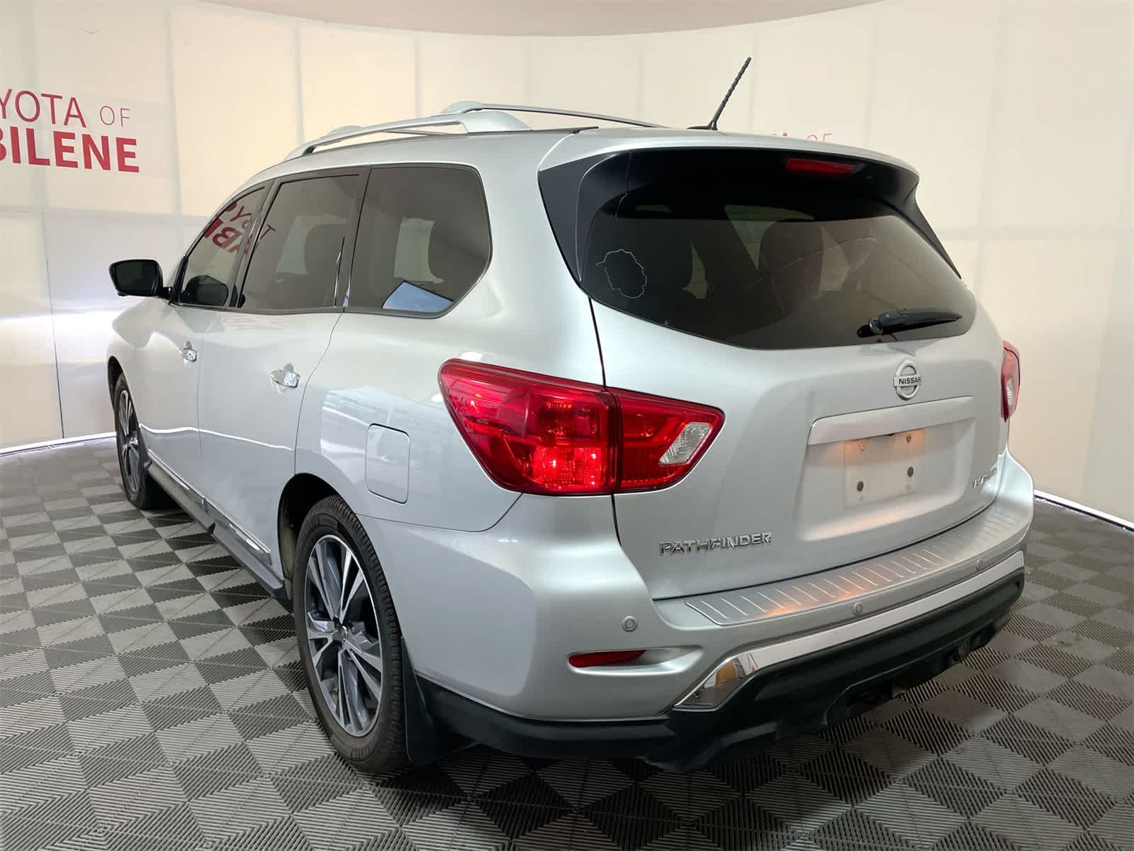 Thumbnail: 2018 Nissan Pathfinder - 3