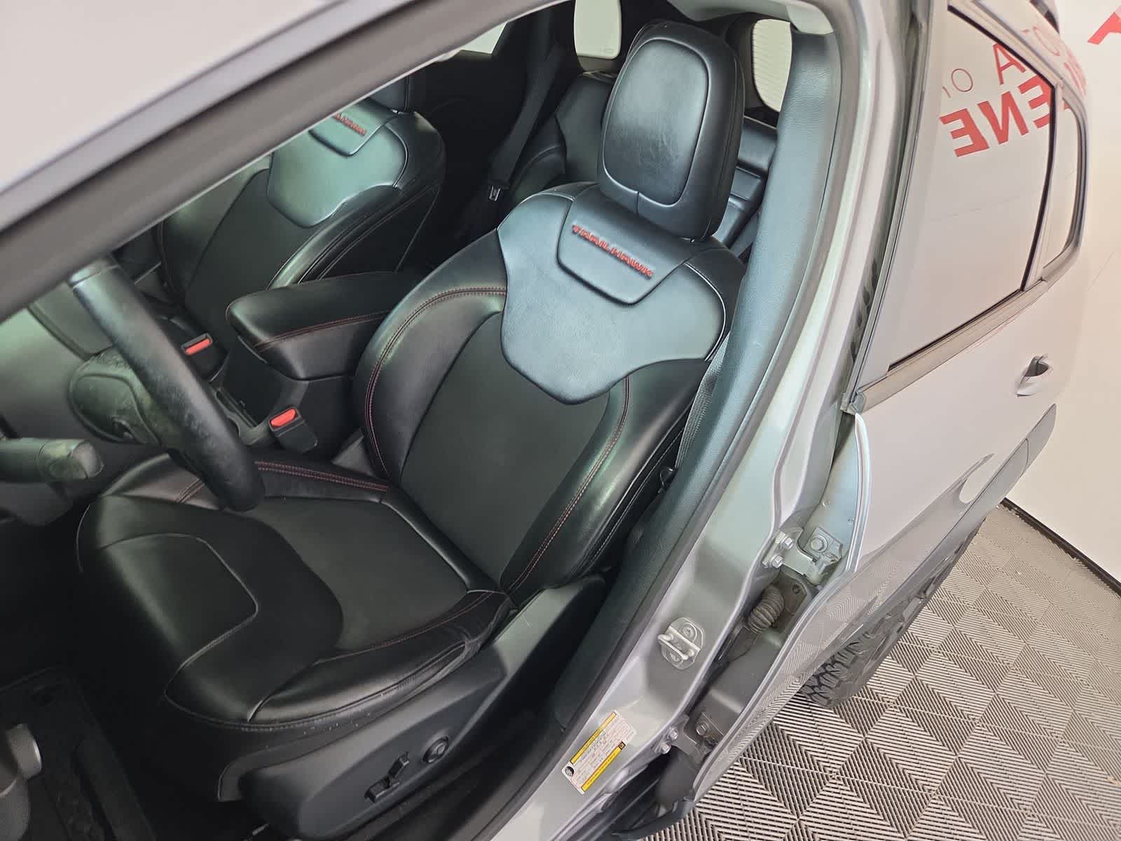 Thumbnail: 2019 Jeep Cherokee - 9