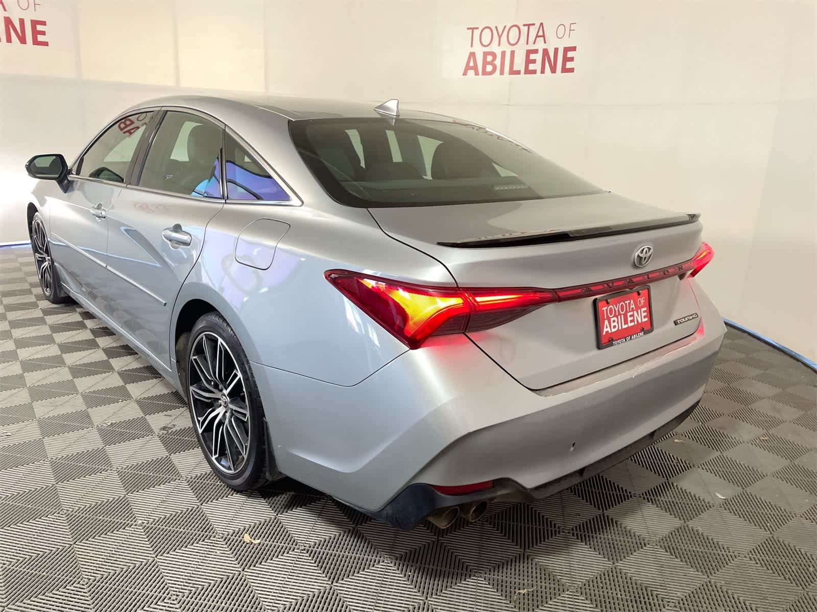 Thumbnail: 2020 Toyota Avalon - 3