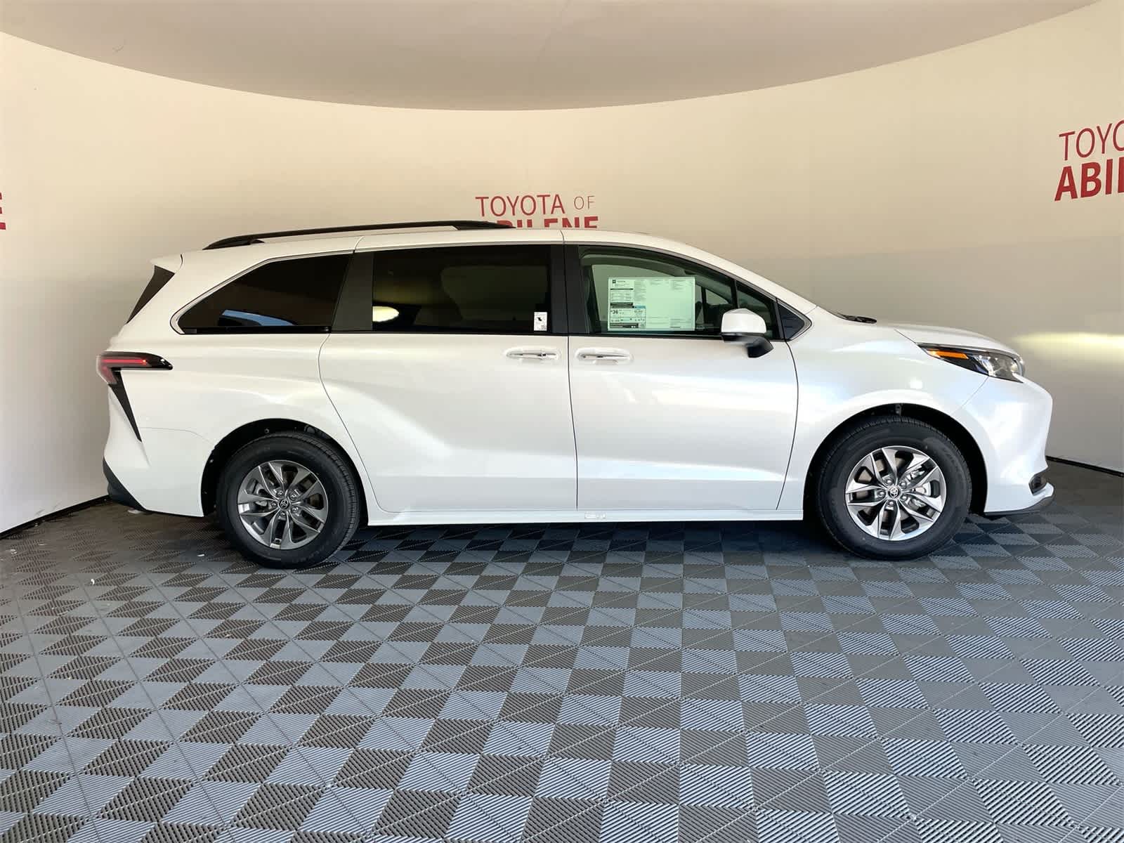 2025 Toyota Sienna XLE 8
