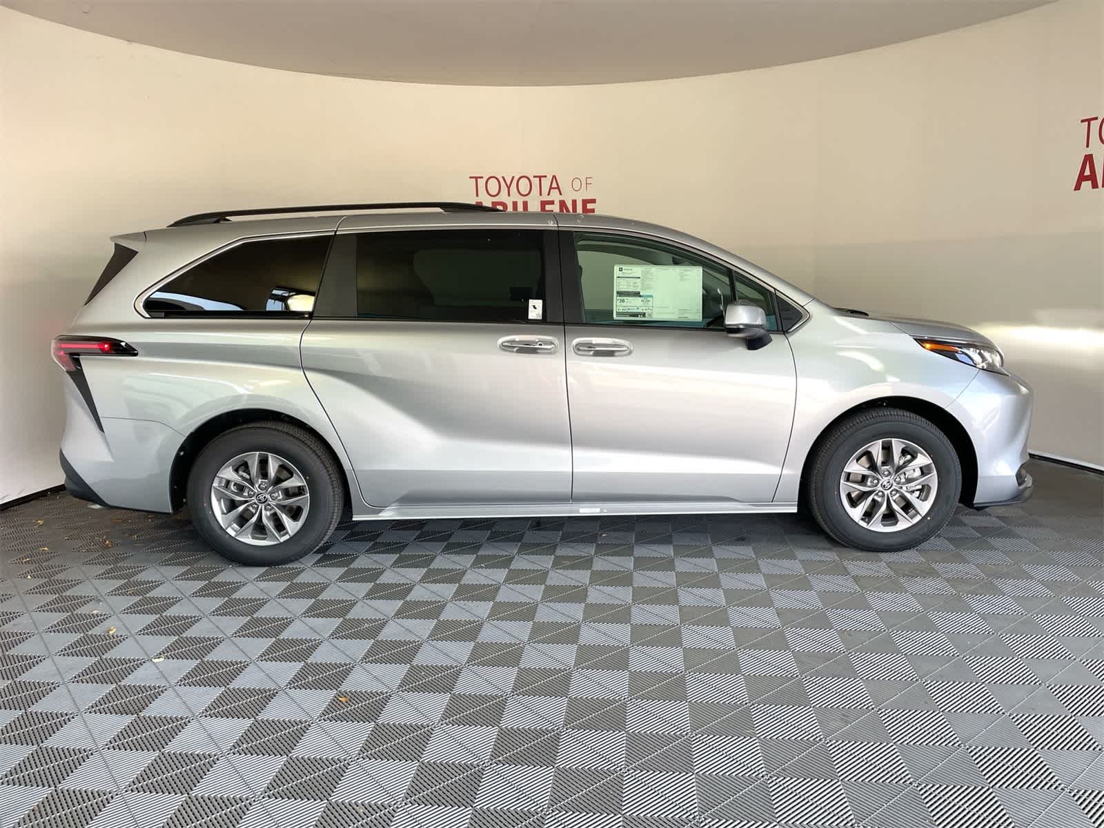 Thumbnail: 2025 Toyota Sienna - 8