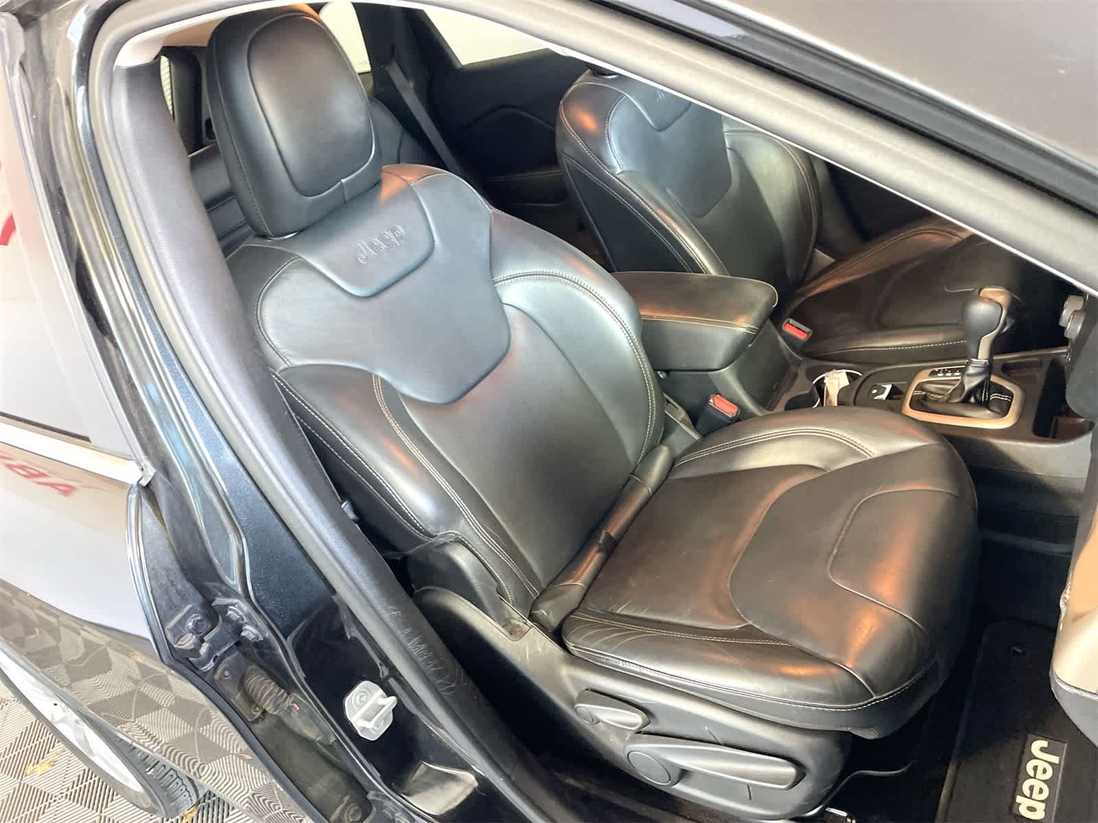 Thumbnail: 2016 Jeep Cherokee - 14