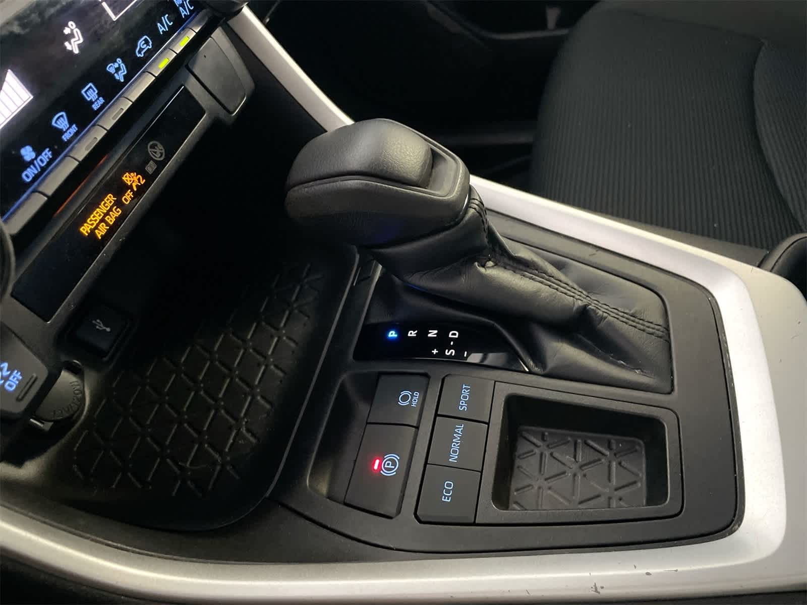 Thumbnail: 2022 Toyota RAV4 - 21