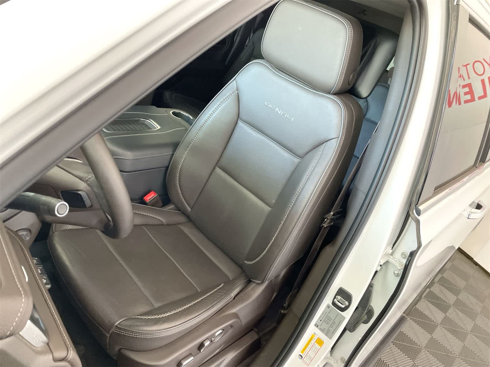 Thumbnail: 2023 GMC Yukon XL - 9