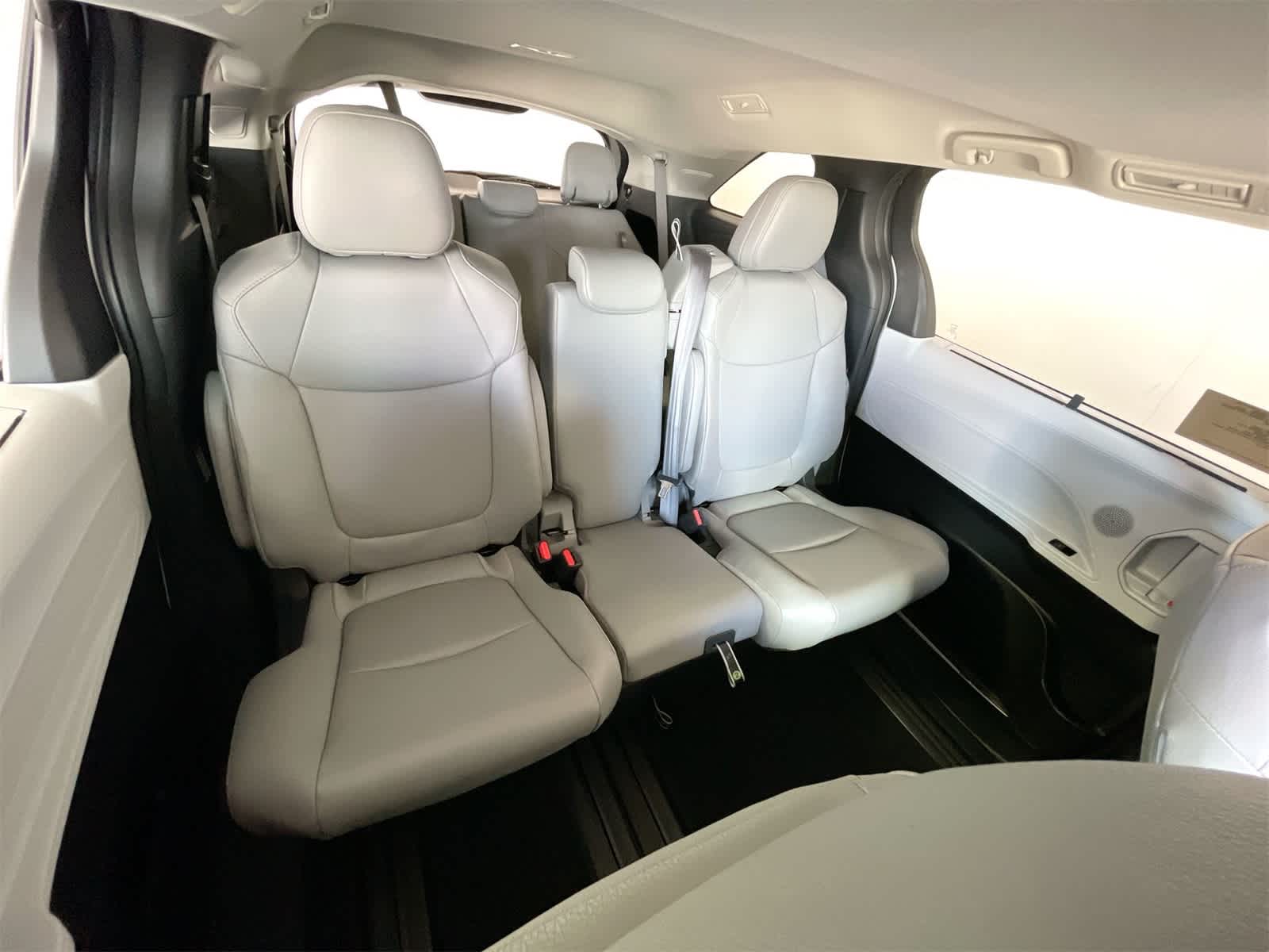 2025 Toyota Sienna XLE 15