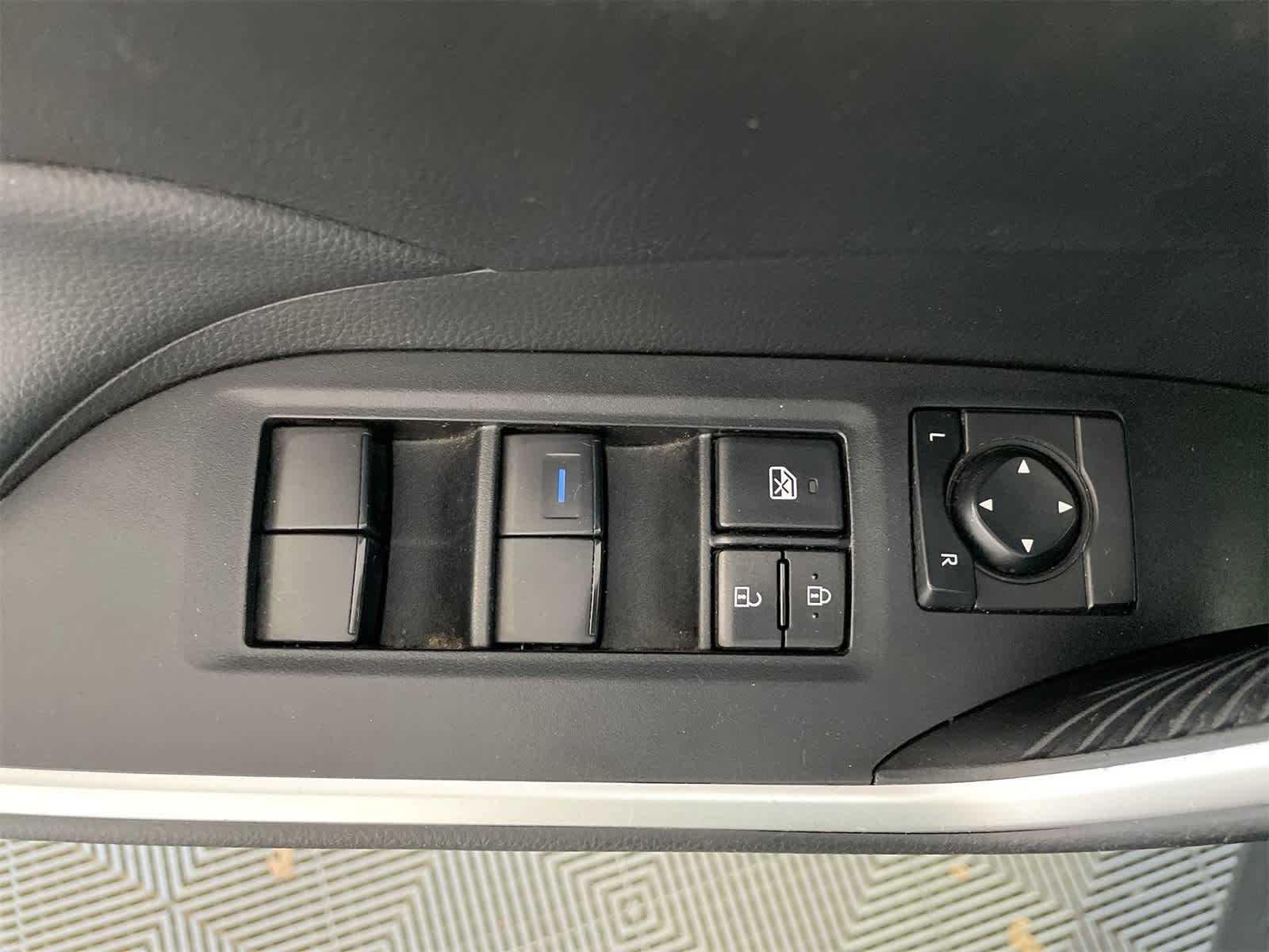 Thumbnail: 2022 Toyota RAV4 - 10