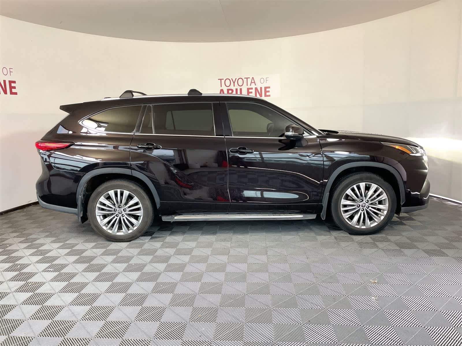 Thumbnail: 2022 Toyota Highlander - 8