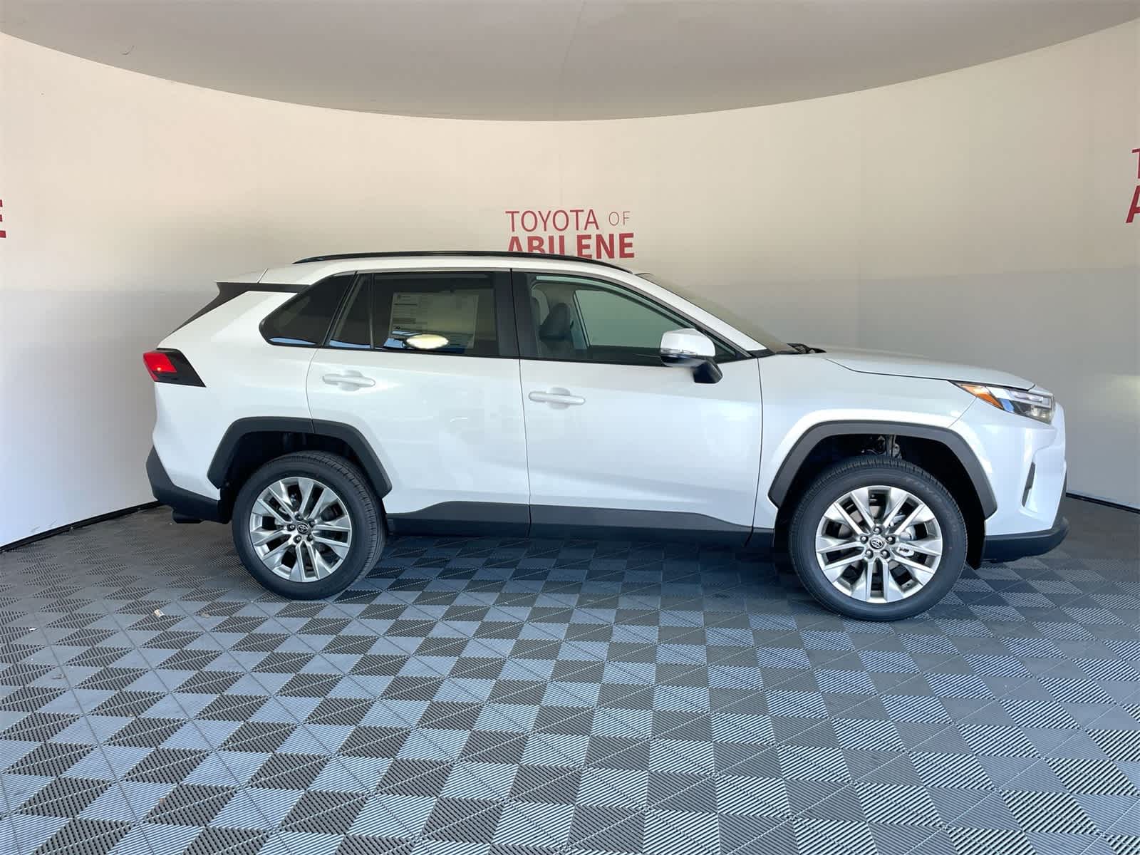 Thumbnail: 2025 Toyota RAV4 - 8