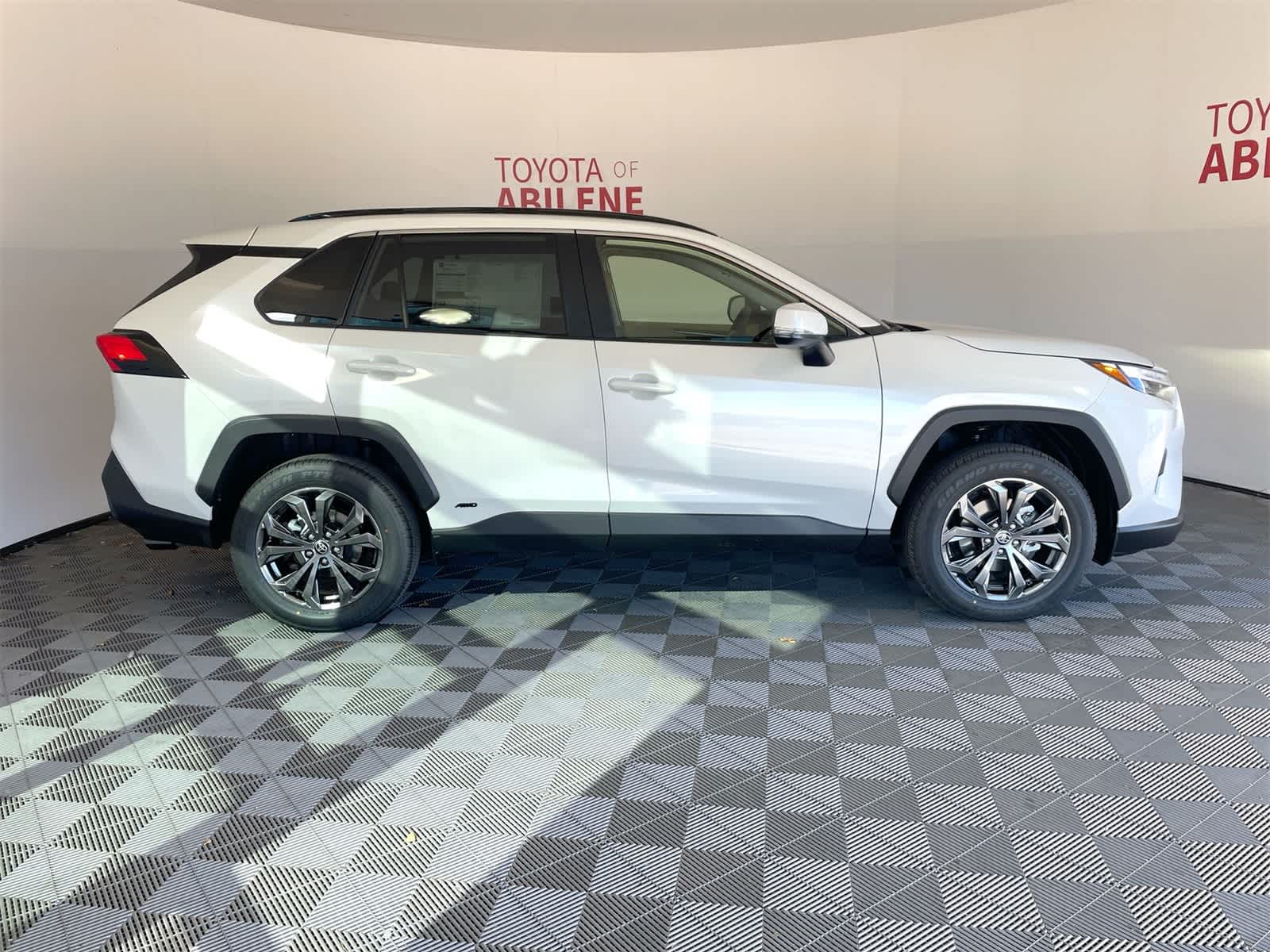 Thumbnail: 2025 Toyota RAV4 - 8