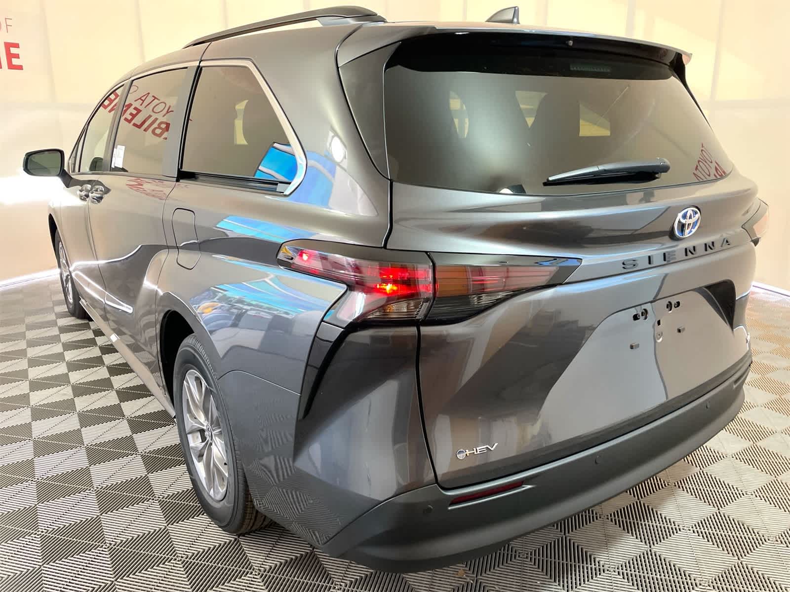 Thumbnail: 2025 Toyota Sienna - 3