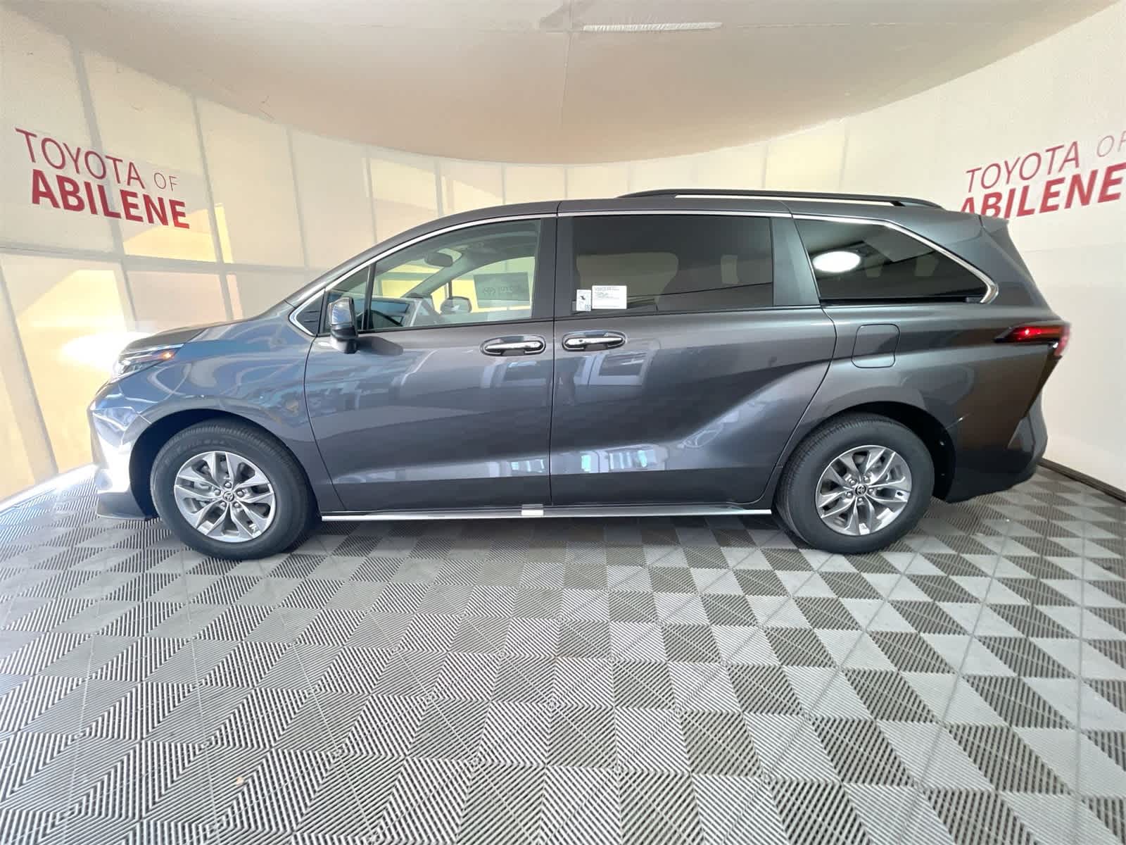 Thumbnail: 2025 Toyota Sienna - 2