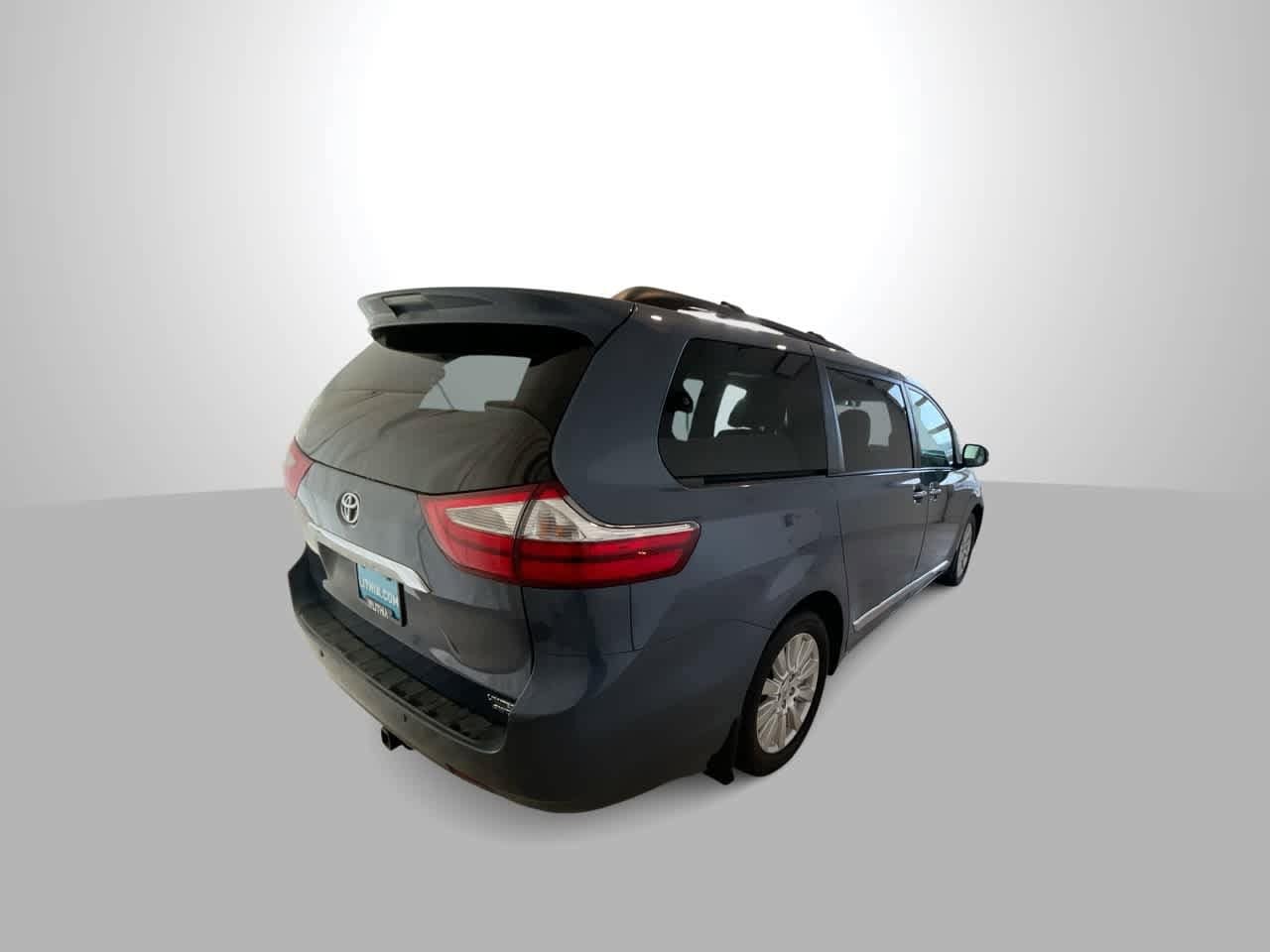 Thumbnail: 2017 Toyota Sienna - 8