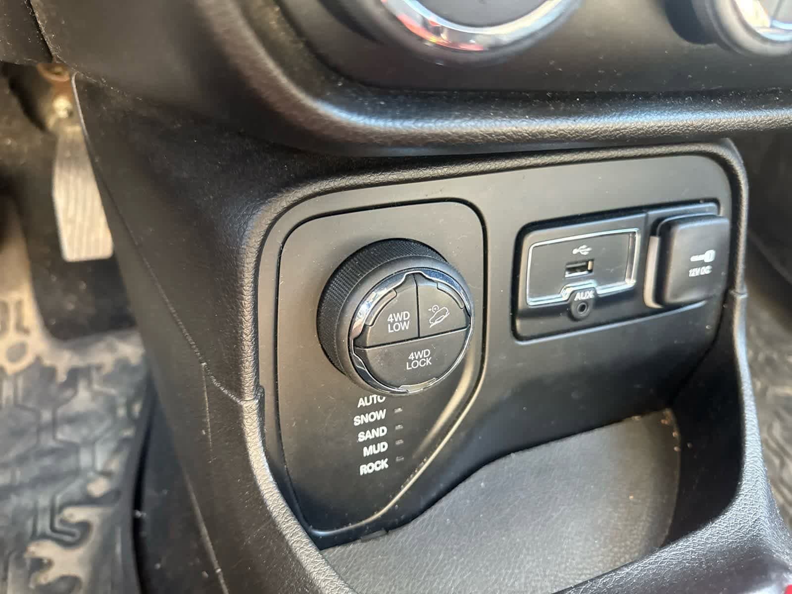 Thumbnail: 2015 Jeep Renegade - 44