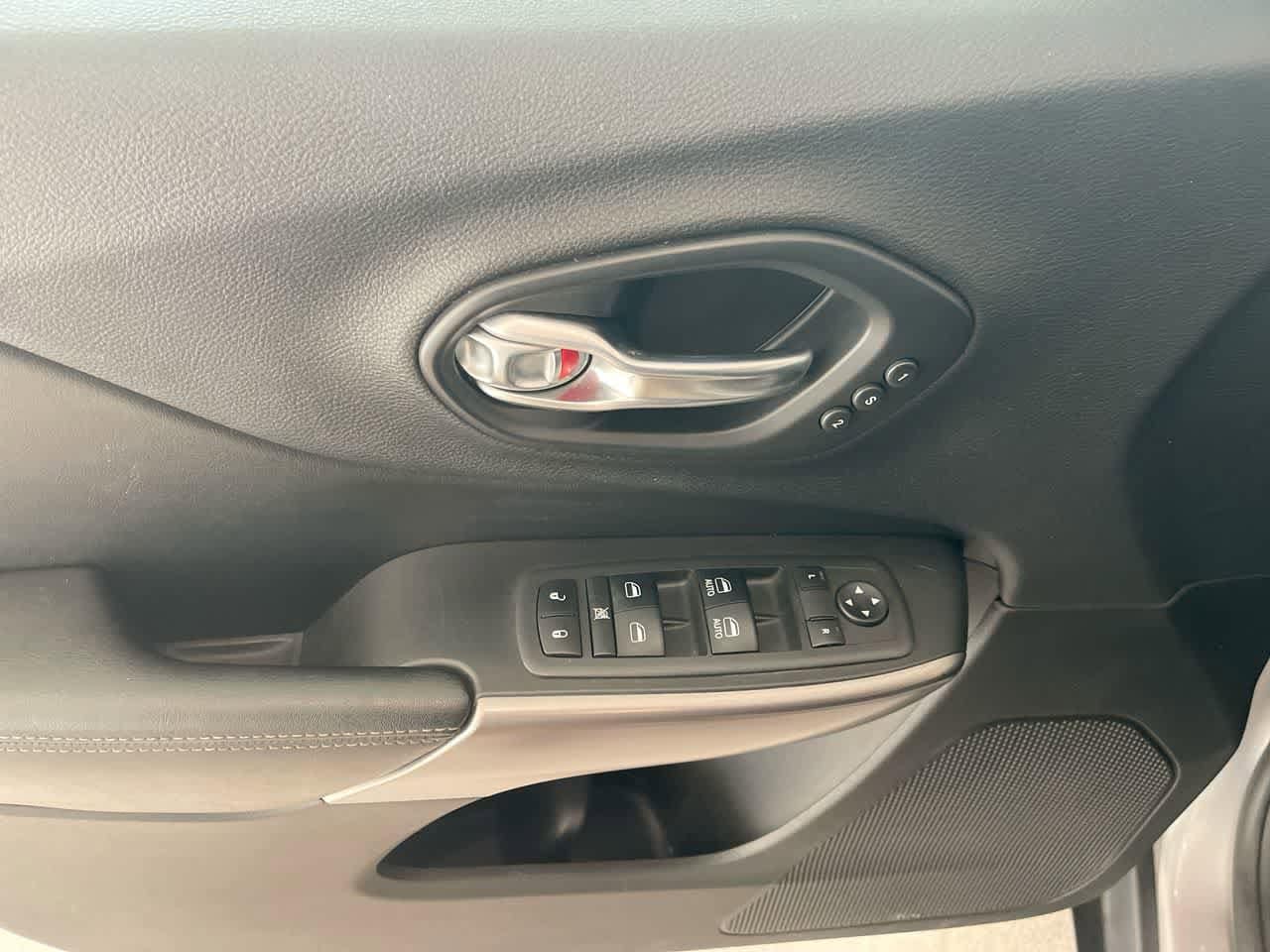 Thumbnail: 2019 Jeep Cherokee - 13