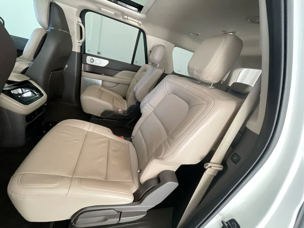 Thumbnail: 2022 Lincoln Navigator L - 23