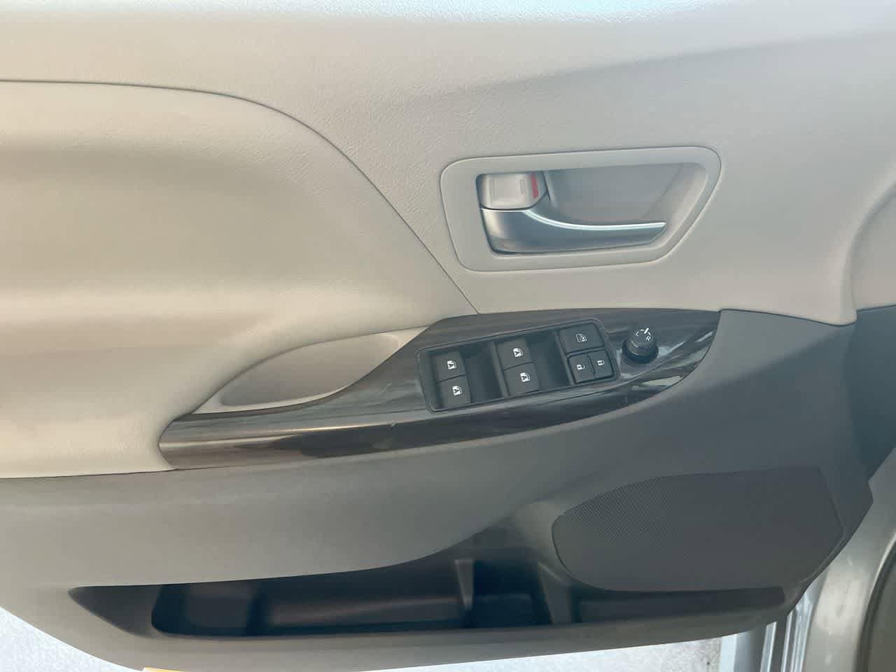 Thumbnail: 2019 Toyota Sienna - 13