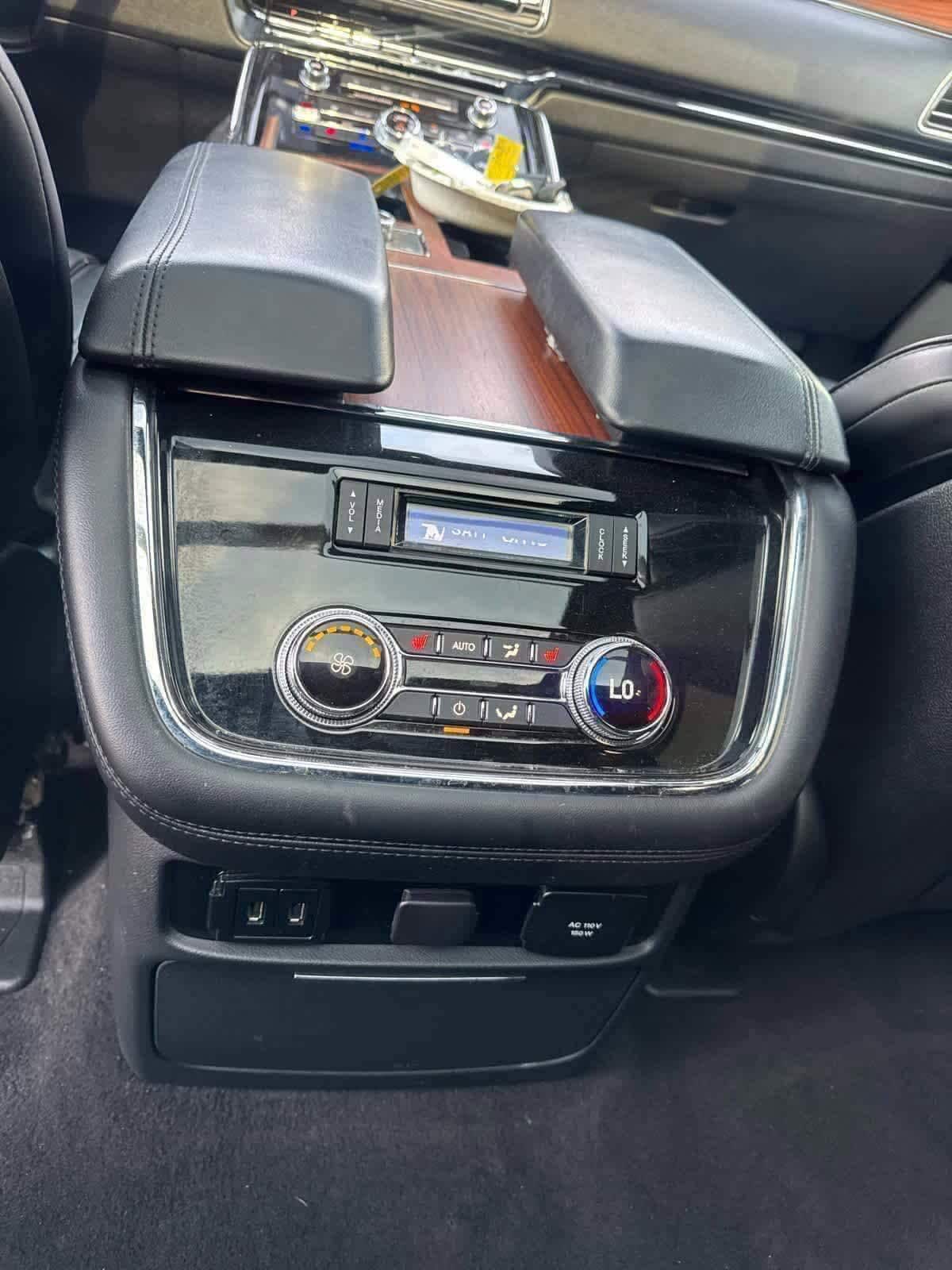 Thumbnail: 2019 Lincoln Navigator L - 24