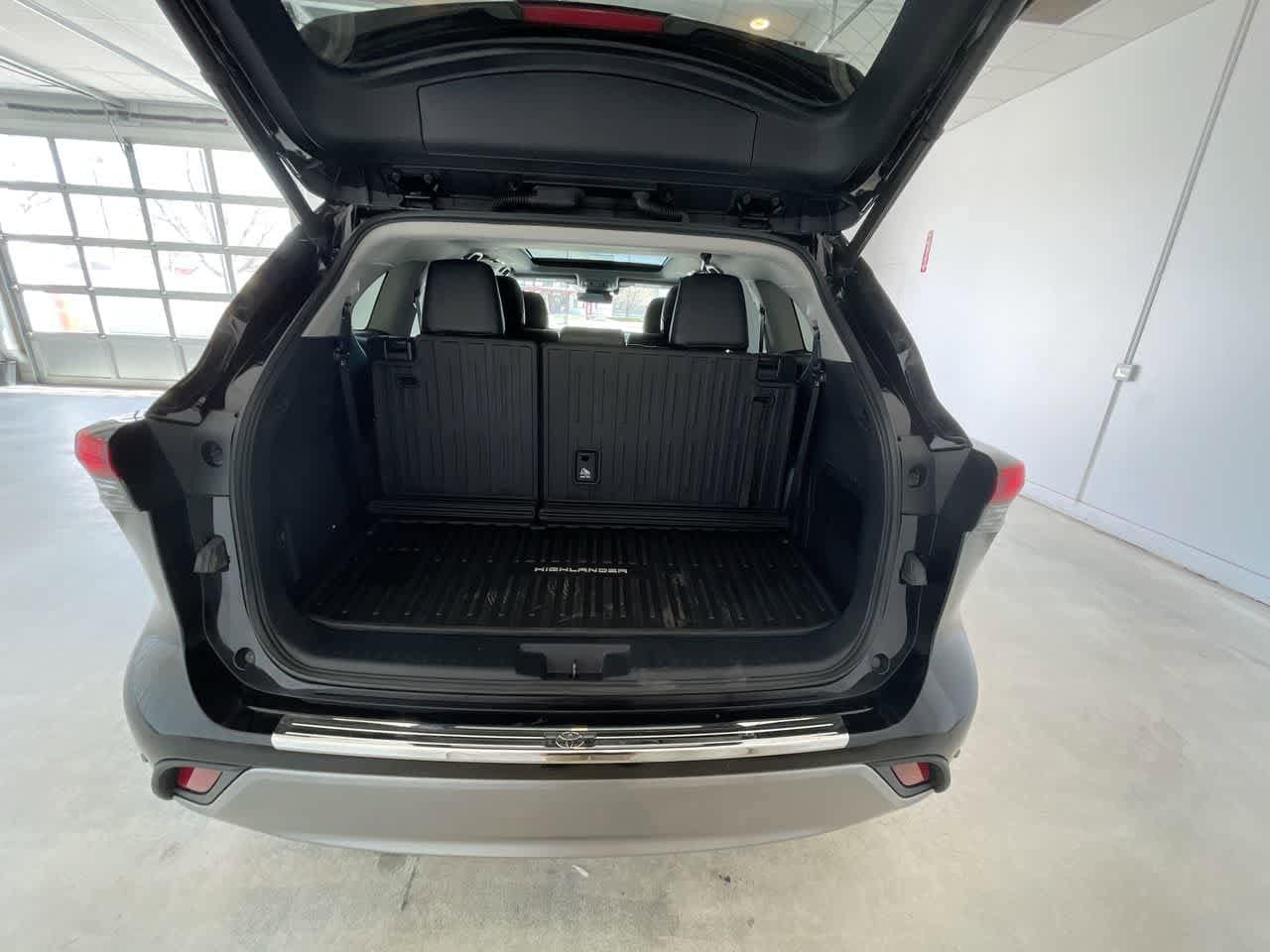 Thumbnail: 2021 Toyota Highlander - 25
