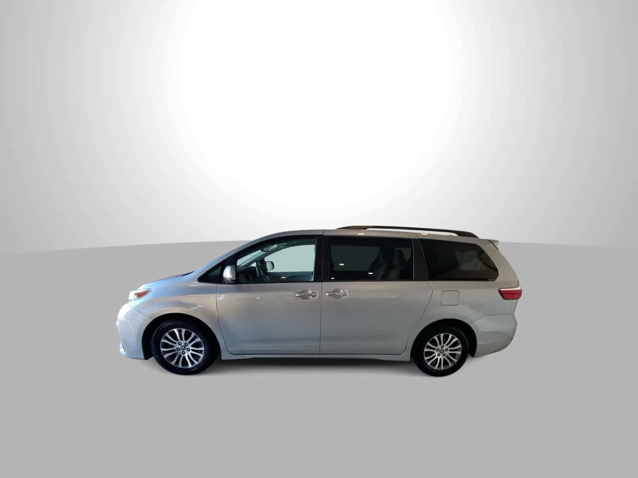 Thumbnail: 2019 Toyota Sienna - 5
