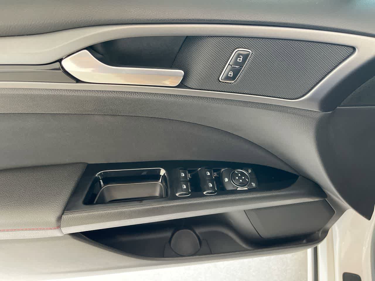 Thumbnail: 2016 Ford Fusion - 13