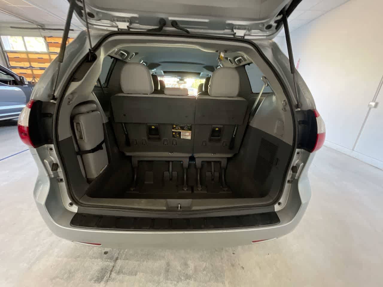 Thumbnail: 2019 Toyota Sienna - 25