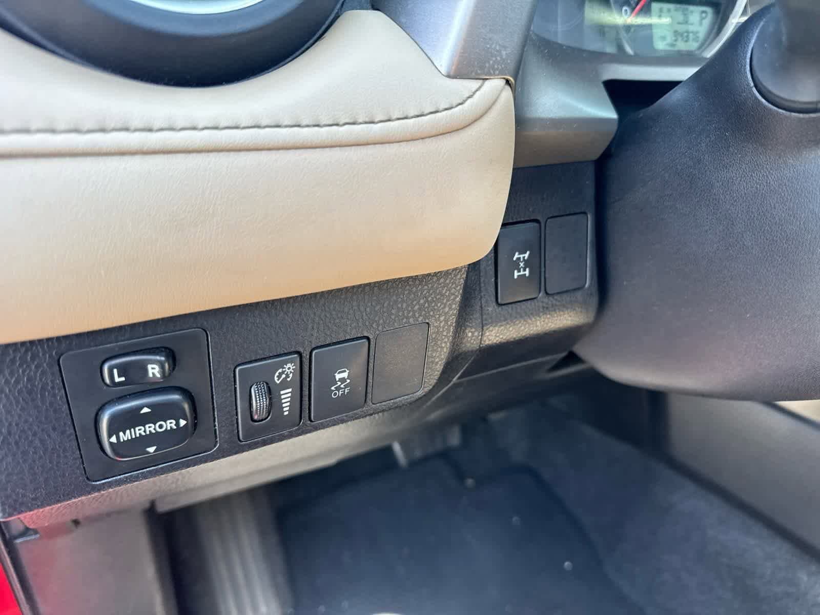 Thumbnail: 2015 Toyota RAV4 - 28