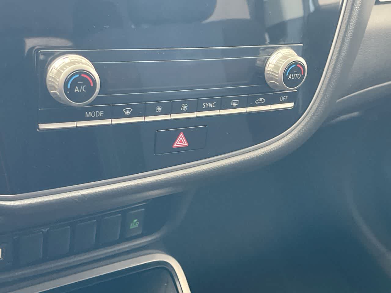 Thumbnail: 2020 Mitsubishi Outlander - 17