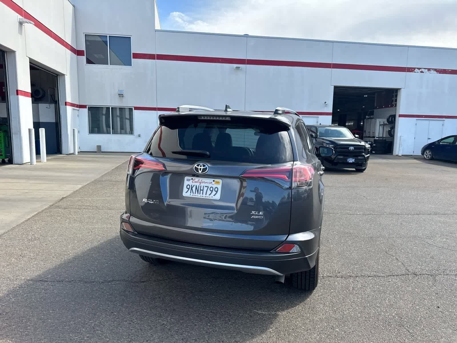 Thumbnail: 2018 Toyota RAV4 - 11
