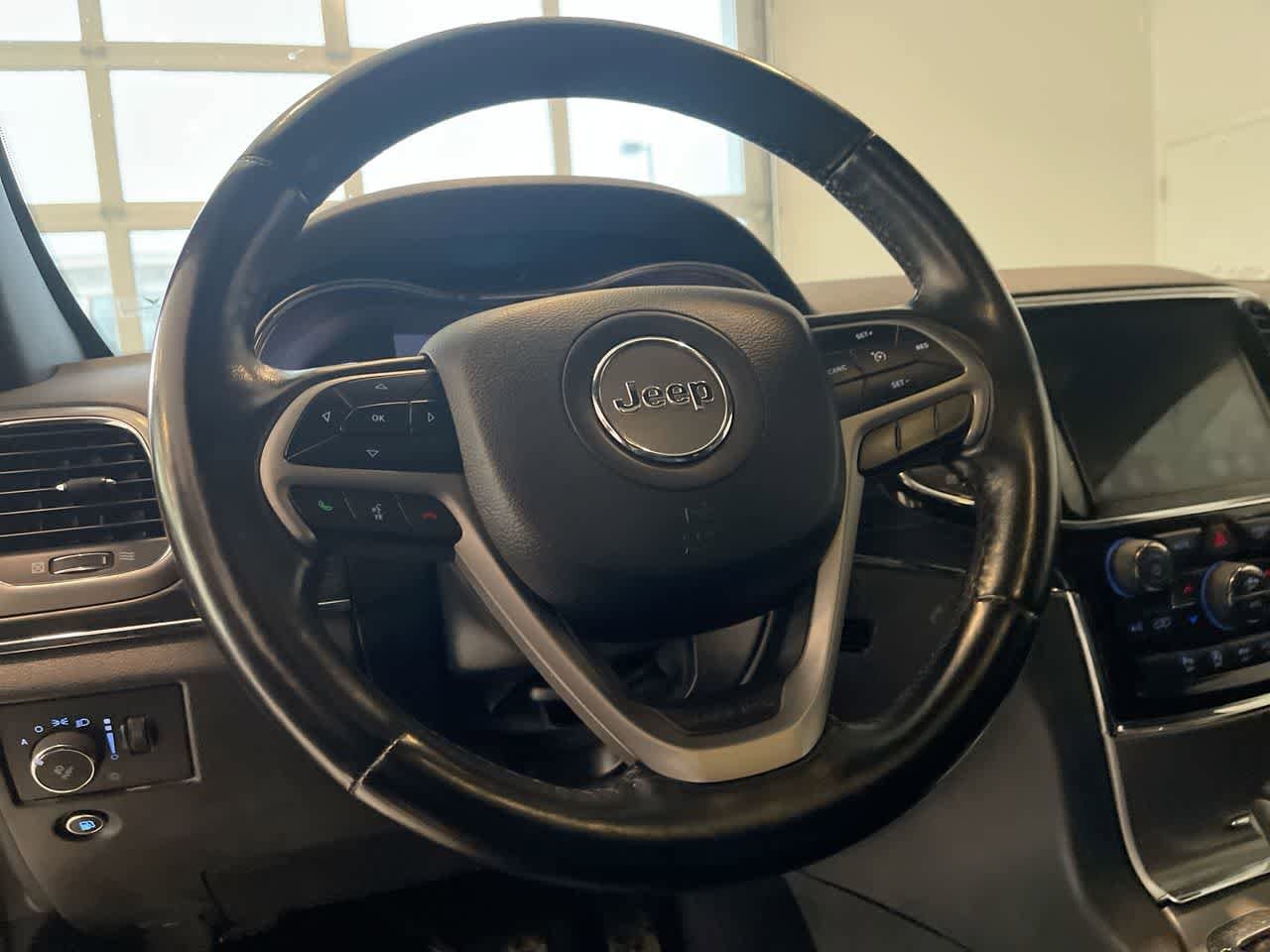 Thumbnail: 2022 Jeep Grand Cherokee - 14