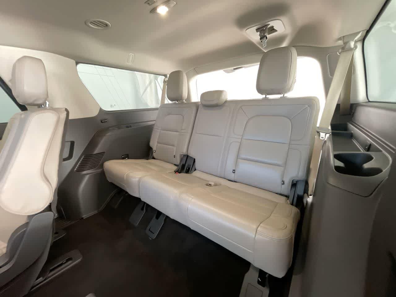 Thumbnail: 2022 Lincoln Navigator L - 24