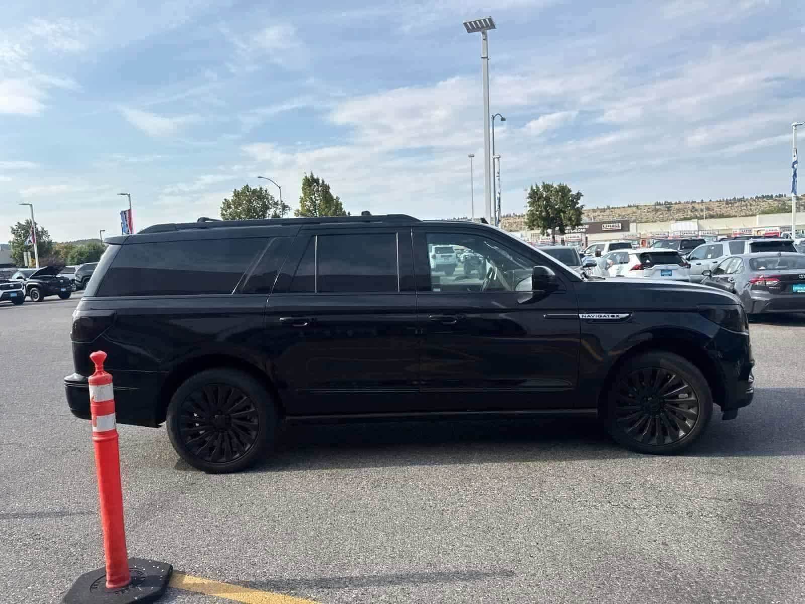 Thumbnail: 2019 Lincoln Navigator L - 10
