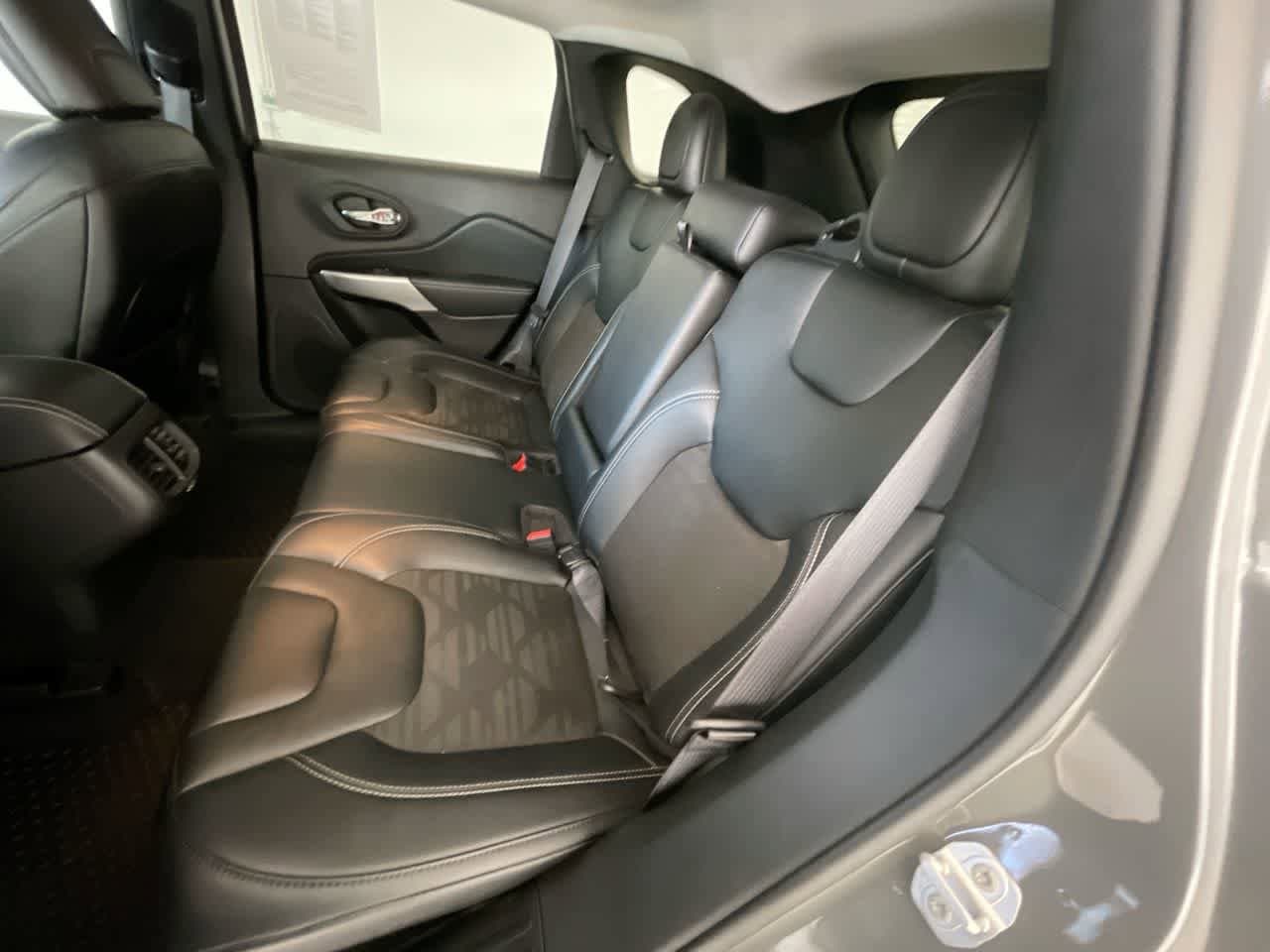 Thumbnail: 2022 Jeep Cherokee - 22