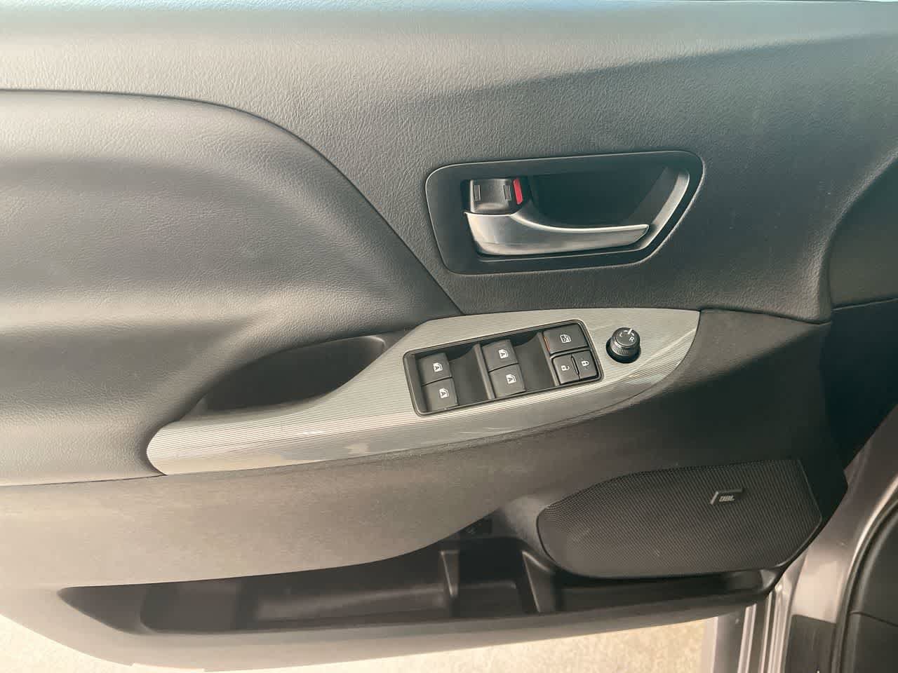 Thumbnail: 2020 Toyota Sienna - 13