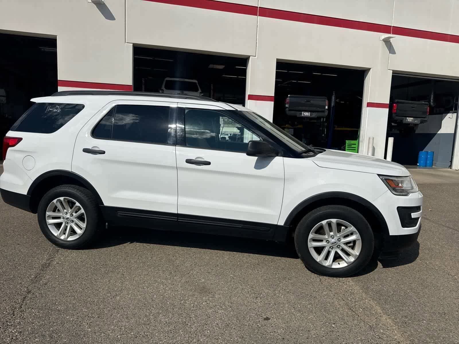 2017 Ford Explorer Base photo 3