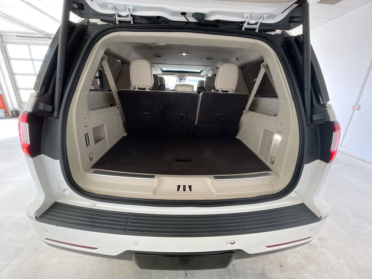 Thumbnail: 2019 Lincoln Navigator L - 25