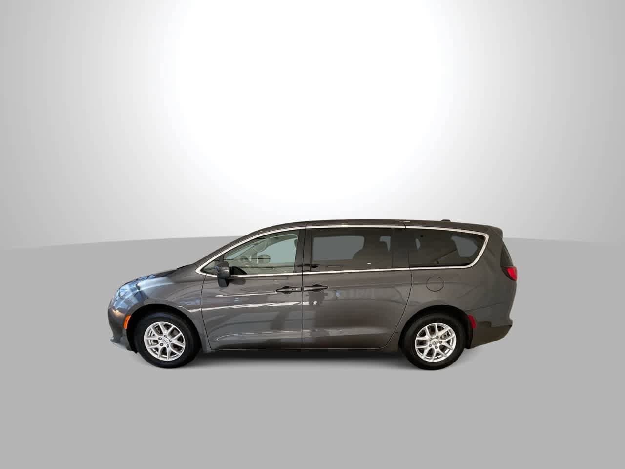 Thumbnail: 2021 Chrysler Voyager - 5