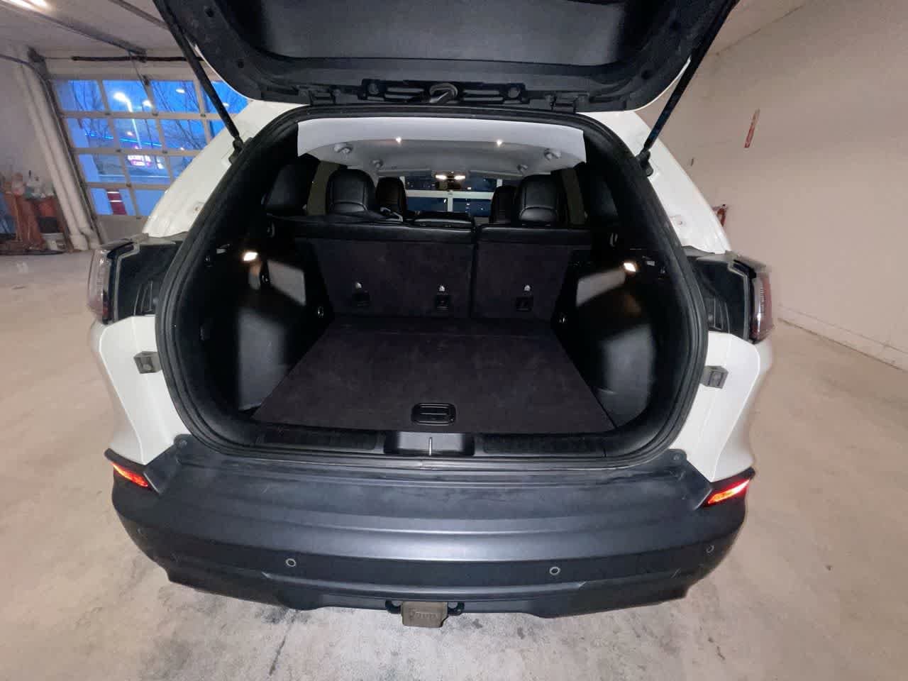 Thumbnail: 2019 Jeep Cherokee - 23