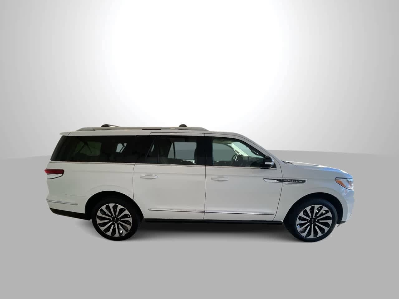 Thumbnail: 2022 Lincoln Navigator L - 9