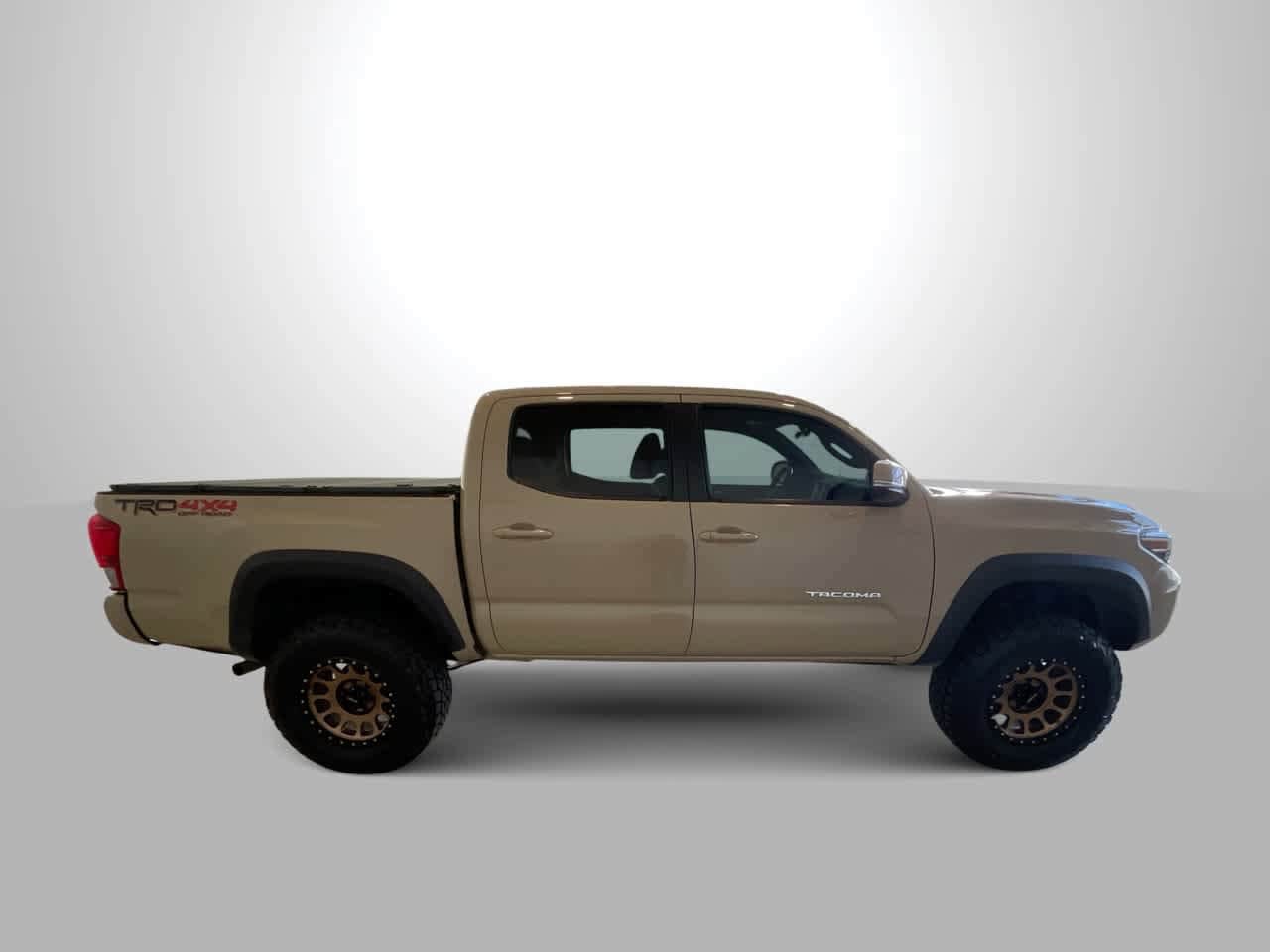 Thumbnail: 2017 Toyota Tacoma - 9