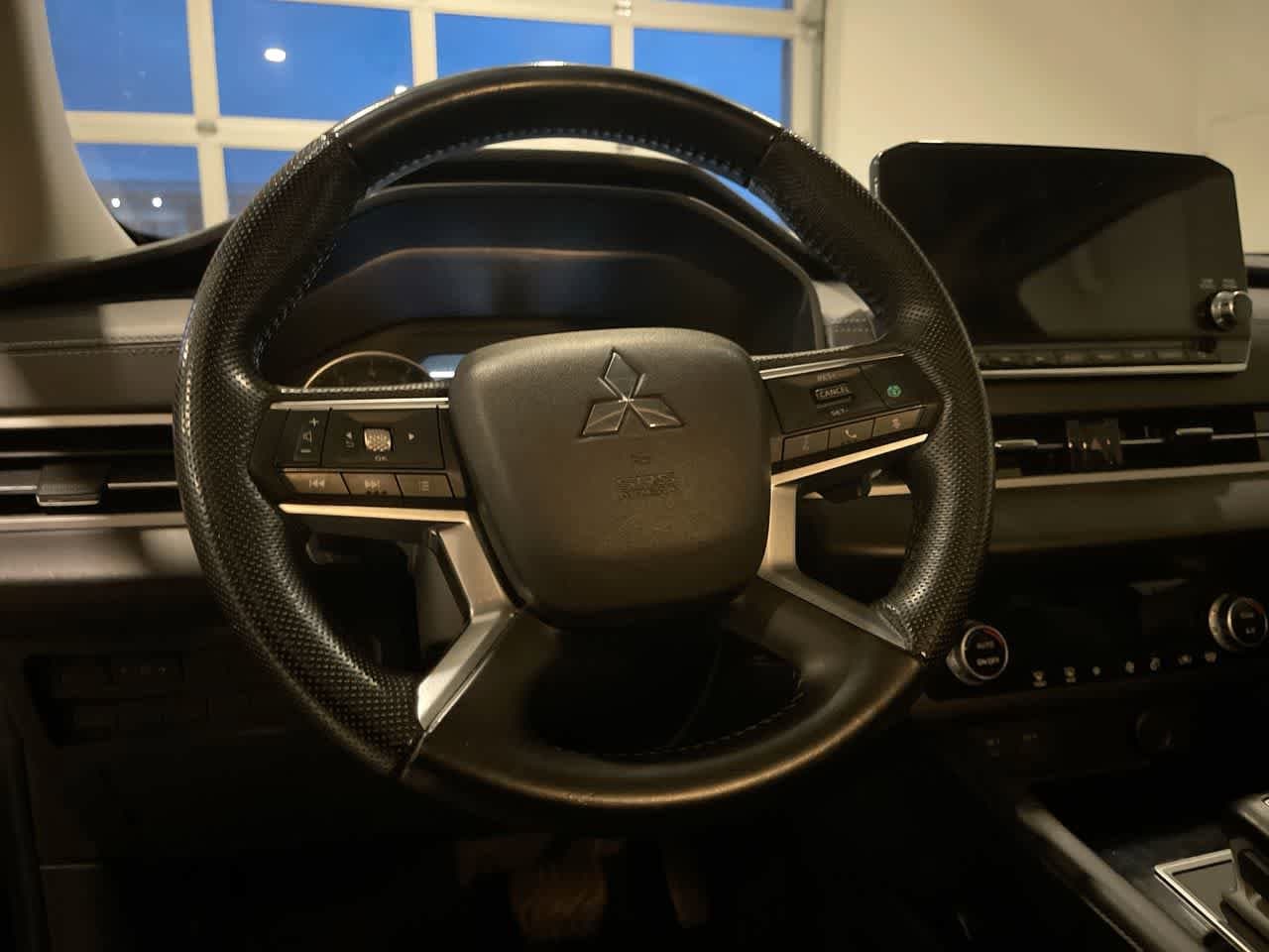 Thumbnail: 2023 Mitsubishi Outlander - 14