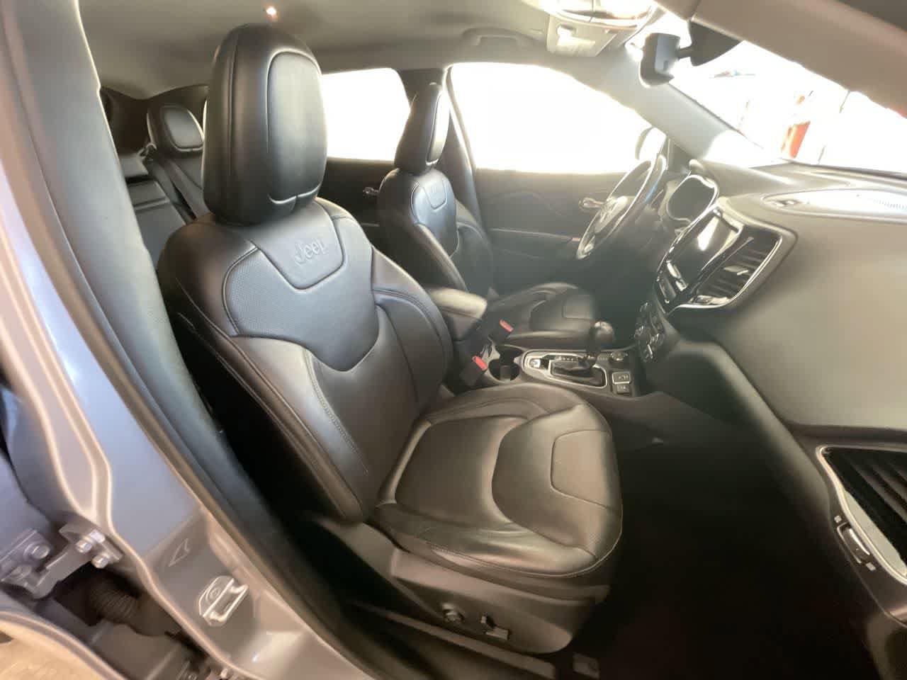 Thumbnail: 2019 Jeep Cherokee - 24