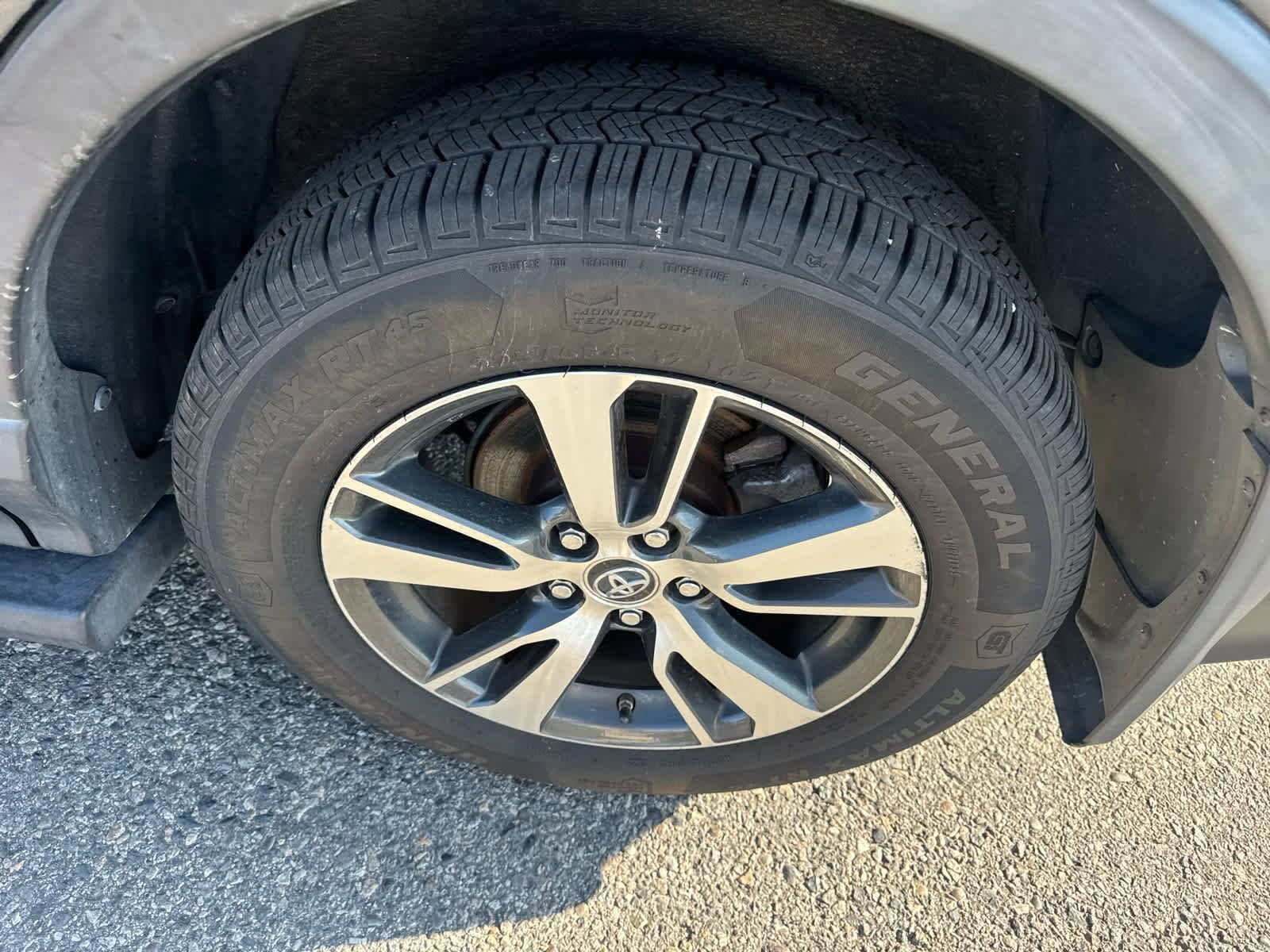 Thumbnail: 2018 Toyota RAV4 - 29