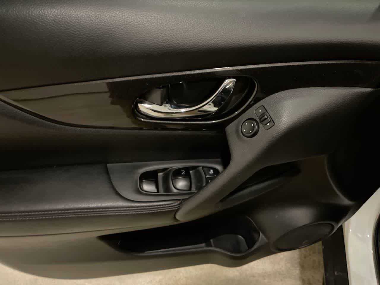 Thumbnail: 2017 Nissan Rogue - 13