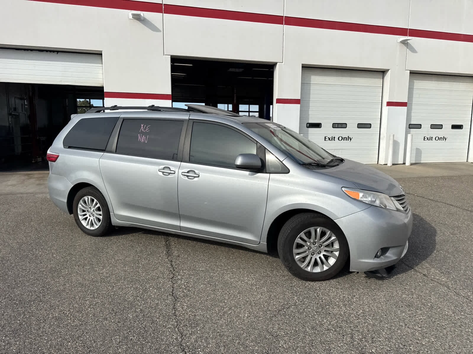 2017 Toyota Sienna XLE photo 3