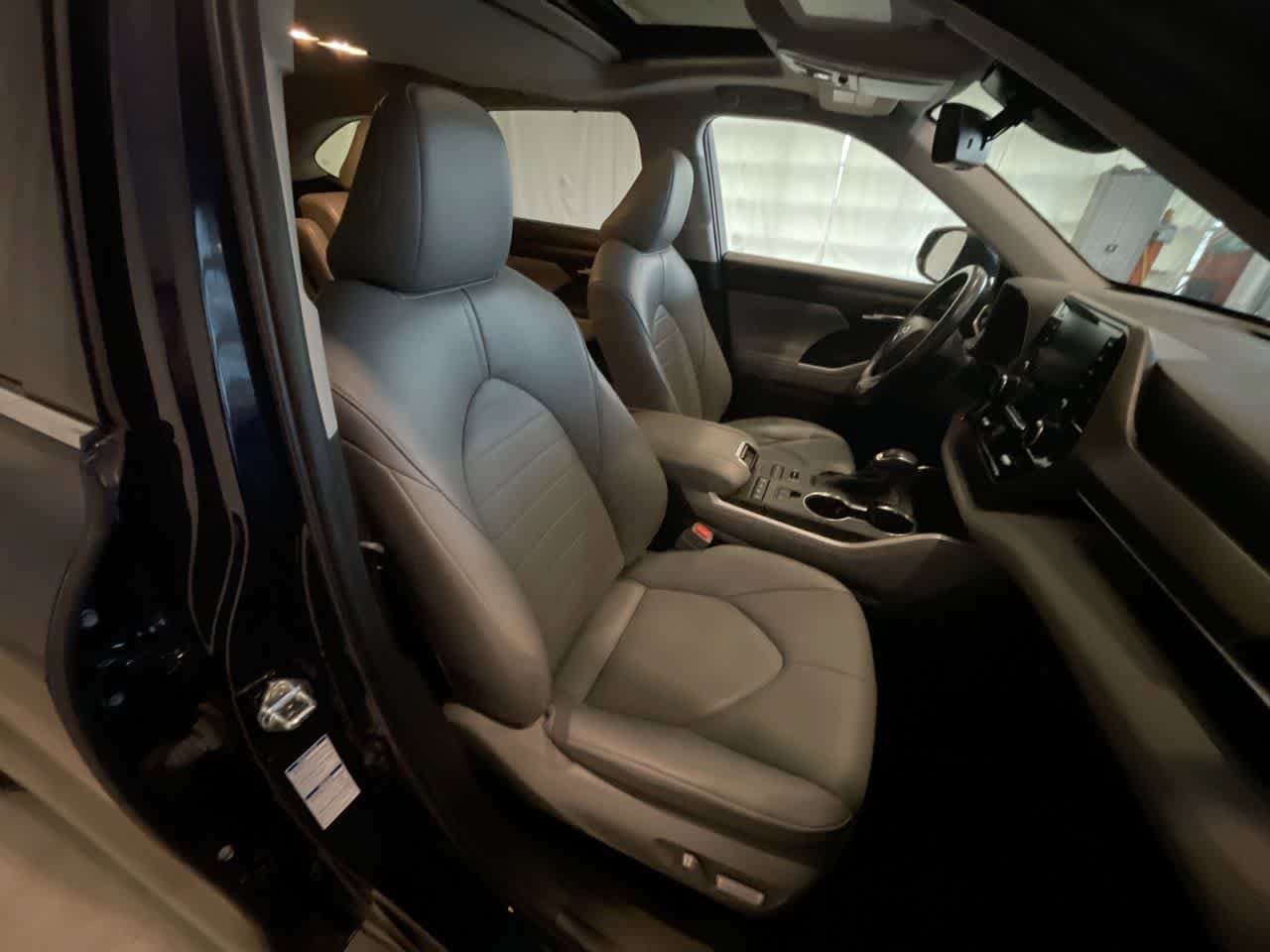 Thumbnail: 2022 Toyota Highlander - 26